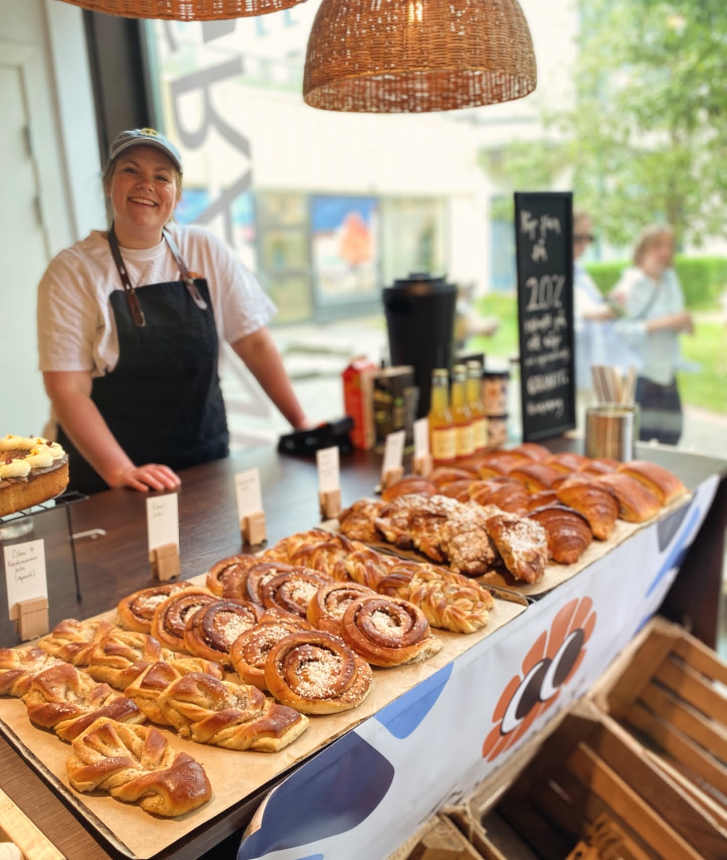 Fikabricka med bullar och kaffe för jobbfika