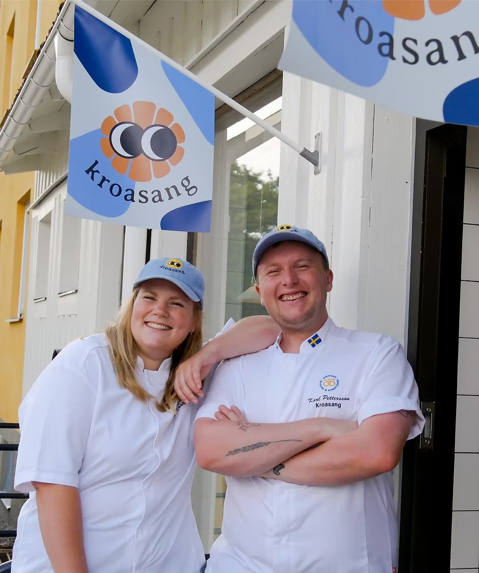 Kalle Pettersson och Johanna Dahlborn utanför Kroasang Bageri i Uppsala