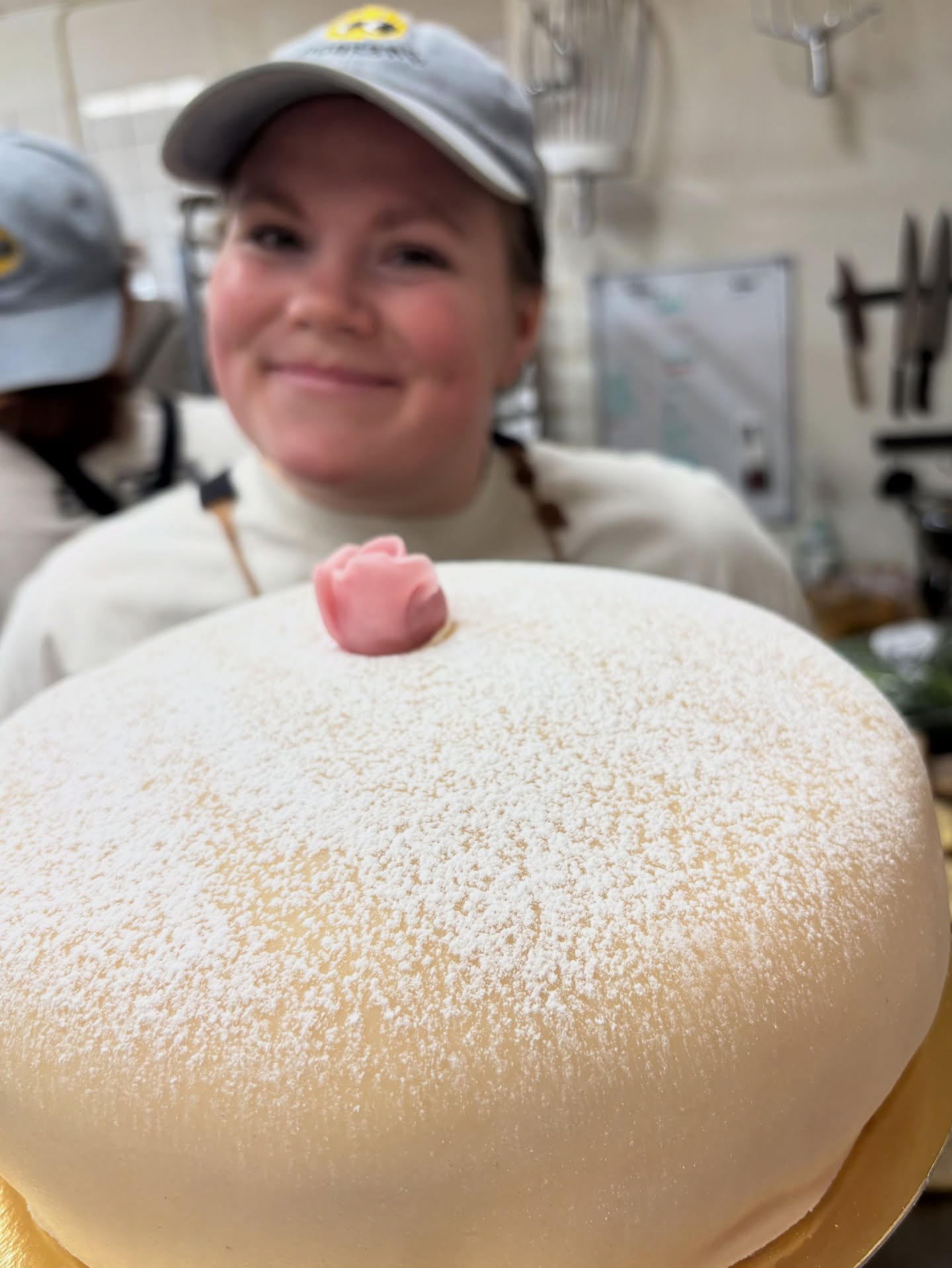 Johanna håller upp en nygjord princesstårta i bageriet